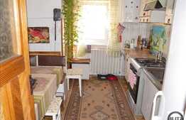Vanzare apartament 4 camere etaj intermediar