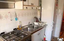 Vanzare apartament 4 camere etaj intermediar