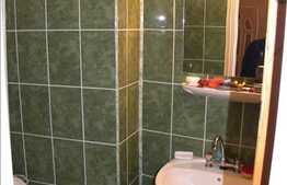 Apartament cu 3 camere, 98 mp, decomandat.