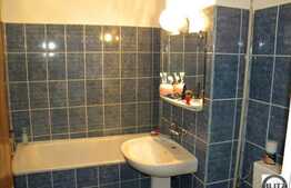 Apartament cu 3 camere, 98 mp, decomandat.