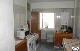Apartament cu 3 camere, 98 mp, decomandat.