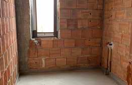 Casa cuplata de vanzare, semifinisata, 3 niveluri , 400 mp teren in sat Tauti