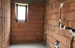 Casa cuplata de vanzare, semifinisata, 3 niveluri , 400 mp teren in sat Tauti