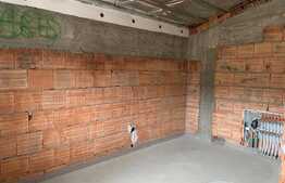 Casa cuplata de vanzare, semifinisata, 3 niveluri , 400 mp teren in sat Tauti