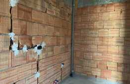 Casa cuplata de vanzare, semifinisata, 3 niveluri , 400 mp teren in sat Tauti