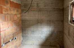 Casa cuplata de vanzare, semifinisata, 3 niveluri , 400 mp teren in sat Tauti