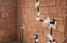 Casa cuplata de vanzare, semifinisata, 3 niveluri , 400 mp teren in sat Tauti