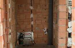 Casa cuplata de vanzare, semifinisata, 3 niveluri , 400 mp teren in sat Tauti