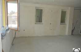 Apartament cu suprafata generoasa in Gruia!