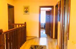 Casa cuplata de 280 mp, teren 250 mp! Zona de case!