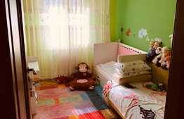 Apartament cu 3 camere, etaj intermediar , pe strazii Calea Floresti ! 