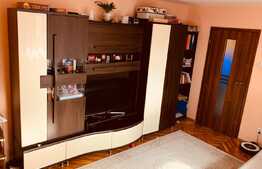 Apartament cu 3 camere, etaj intermediar , pe strazii Calea Floresti ! 