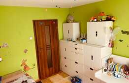 Apartament cu 3 camere, etaj intermediar , pe strazii Calea Floresti ! 