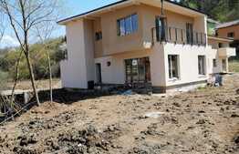 Casa individuala de vanzare, 130 mp, 587 mp teren, zona strazii Tauti