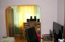 Vanzare apartament cu 4 camere, decomandat, zona Spitalul de Recuperare.