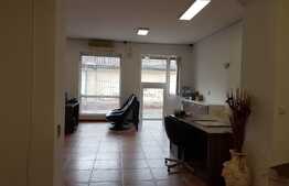 Spatiu comercial central, 75 mp, vitrina la strada, 2 cai de acces