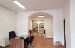 Spatiu comercial central, 75 mp, vitrina la strada, 2 cai de acces