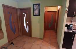 Apartament de 3 camere decomandate si boxa, zona complex  Nora