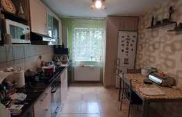 Apartament de 3 camere decomandate si boxa, zona complex  Nora