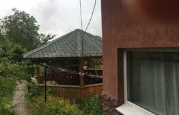 De vanzare casa pentru 2 familii, teren 1200 mp!