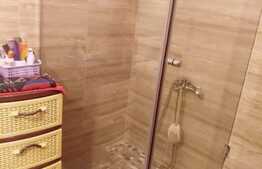 Apartament la parter înalt, 2 camere, 48mp, parcare inclusa, zona Terra!