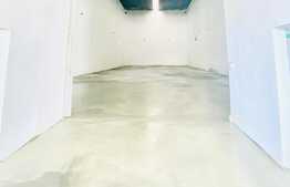 Hala renovata complet cu teren generos