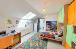 Oportunitate! Scara interioara, 137 mp, parcare! Zona strazii Florilor!