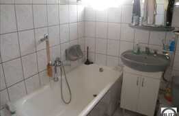 Vanzare apartament cu 3 camere, cu boxa si cu  loc parcare, zona Piata Zorilor