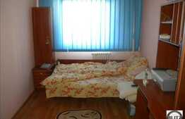 Vanzare apartament cu 3 camere, cu boxa si cu  loc parcare, zona Piata Zorilor