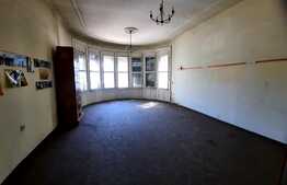 Vila cu valoare artistica ambientala, cu aspect de conac, in zona semicentrala