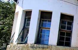 Vila cu valoare artistica ambientala, cu aspect de conac, in zona semicentrala