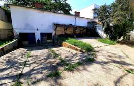 Vila cu valoare artistica ambientala, cu aspect de conac, in zona semicentrala