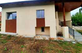 Casa individuala, renovata, 120mp si teren de 700mp, la 5 min de Auchan