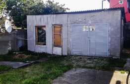 Daca vrei sa iti servesti cafeaua de dimineata in mica ta gradina! Casa de vanzare la pret de apartament!