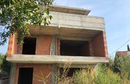 Casa la rosu compusa din 3 apartamente, 285 mp utili plus terase si gradina, zona strazii Sanatoriului!