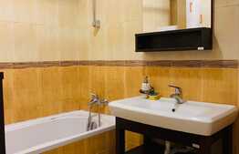 Apartament cu 3 camere, modern, A.C, parcare, in zona strazii Decebal