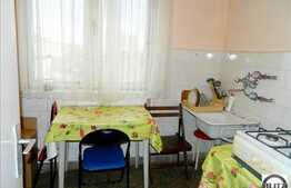 Vanzare 2 camere, zona Pietei Mihai Viteazul, loc de parcare in curte interioara