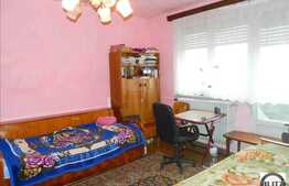 Vanzare 2 camere, zona Pietei Mihai Viteazul, loc de parcare in curte interioara