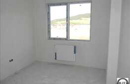 3 camere de vanzare + garaj + boxa la subsol