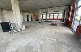 Spatiu comercial cu potential, 224 mp, posibilitate compartimentare,pretabil alimentație publica, 5 parcări, Floresti 