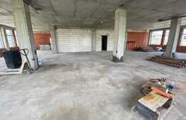 Spatiu comercial cu potential, 224 mp, posibilitate compartimentare,pretabil alimentație publica, 5 parcări, Floresti 