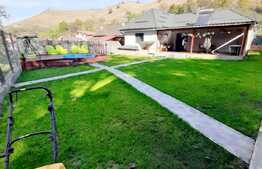 Casa individuala pe un singur nivel, garaj, beci, panouri solare, sat Tauti