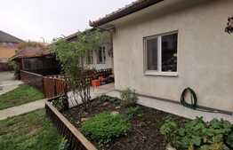 Apartament o camera, decomandat, 32mp, curte, zona Farmec