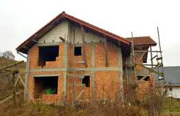 Casa individuala de vanzare, 280 mp utili, 900 mp teren, la rosu