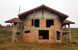 Casa individuala de vanzare, 280 mp utili, 900 mp teren, la rosu