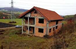 Casa individuala de vanzare, 280 mp utili, 900 mp teren, la rosu