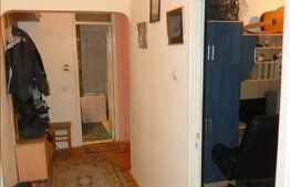 3 camere de vanzare , cu balcon inchis, partial mobilat