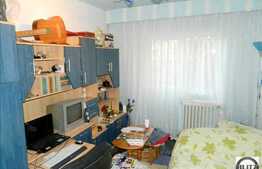 3 camere de vanzare , cu balcon inchis, partial mobilat