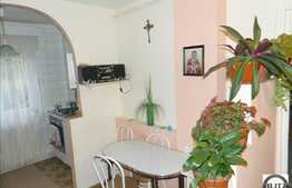 3 camere de vanzare , cu balcon inchis, partial mobilat