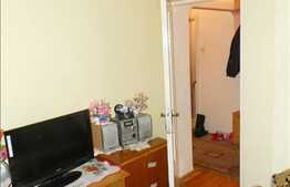 3 camere de vanzare , cu balcon inchis, partial mobilat